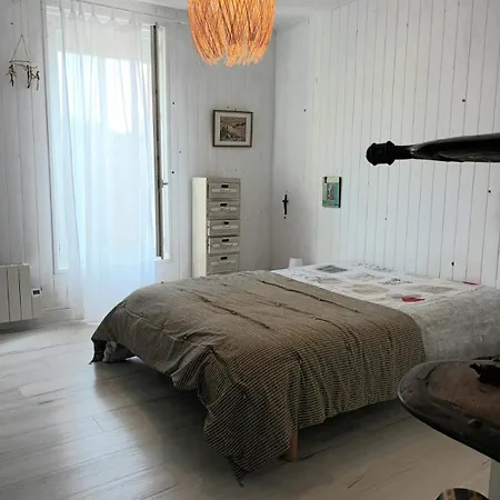 Holiday home Maison Port De La Cotiniere A 150m De La Saint-Pierre-d'Oleron